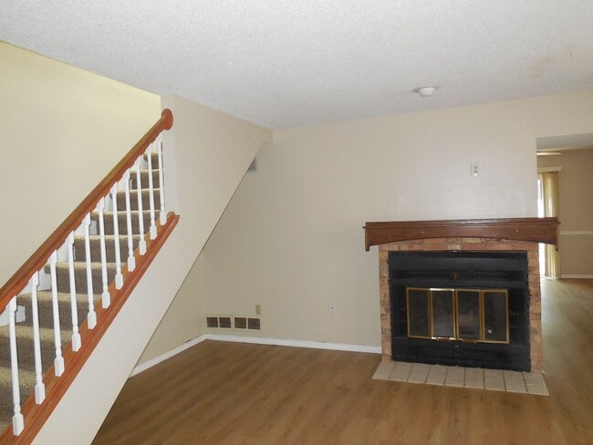 Building Photo - 2 Bedroom 1.5 Bath Townhouse with Fireplac...
