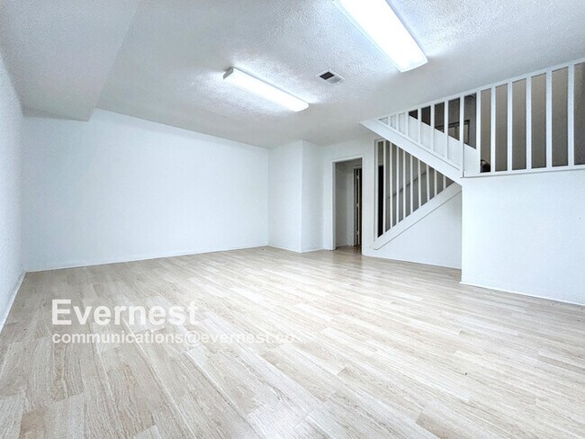 Building Photo - Beautiful 4-Bedroom Home with Modern Comforts / Pet-Friendly / Vouchers Accepted / Available Now!