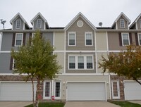 Building Photo - 2 Bedroom Townhome Available September 15t...