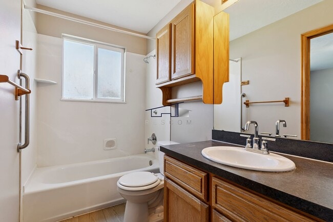 Building Photo - Updated Roy Utah 5 Bedroom 2 Bathroom Home!!