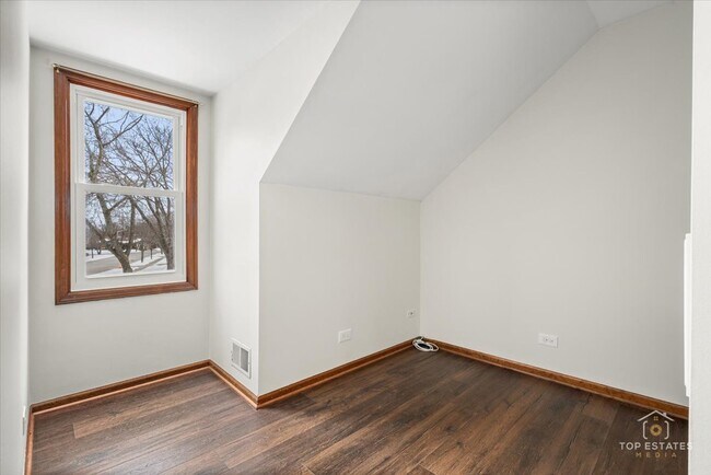 Building Photo - 931 Canterbury Dr