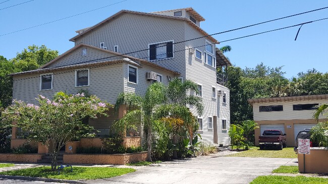 Building Photo - 547 Grove St N