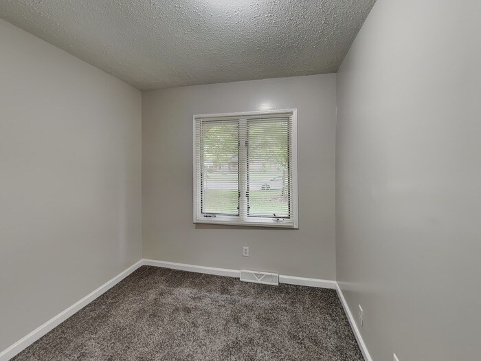 Building Photo - 323 Hillendale Dr