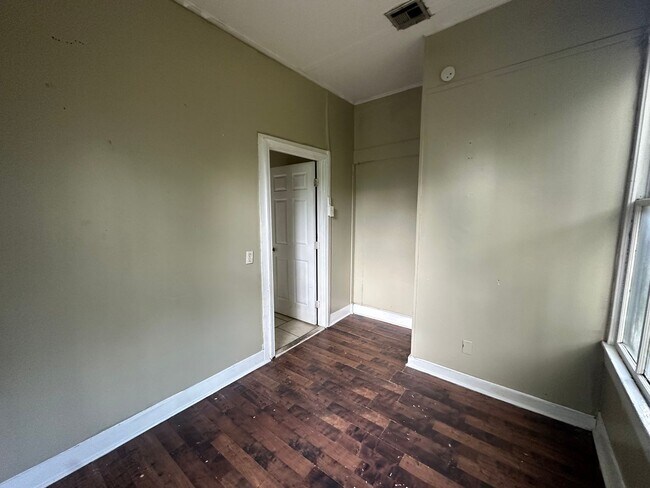 Building Photo - 3 bedroom, 1 bathroom Home NOW AVAILABLE!
