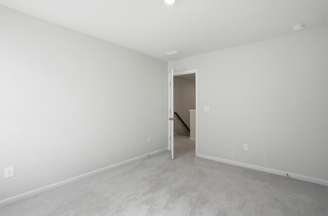 Building Photo - 145 Binscombe Ln