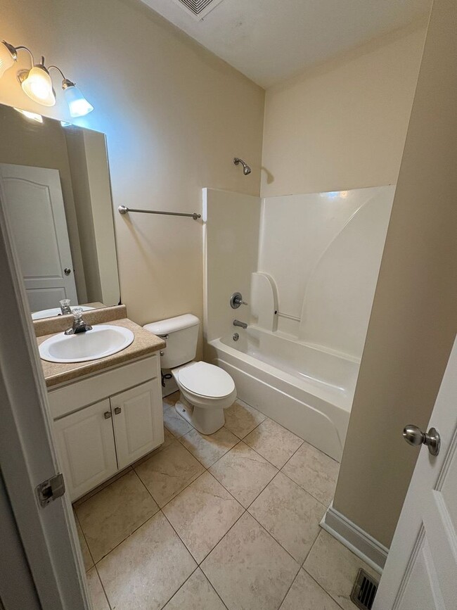 Building Photo - 5 bed, 4 bath townhome WALKING DISTANCE to Downtown & UGA campus!