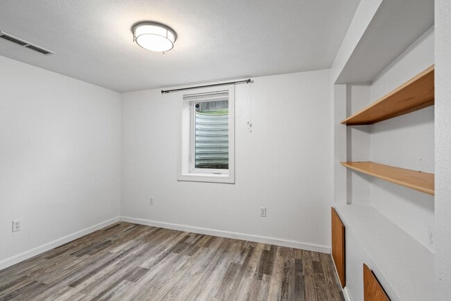 Building Photo - Spacious Five Bedroom Shadle Park Rancher