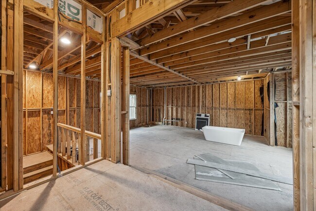 Building Photo - 637 E 6 1/2 St