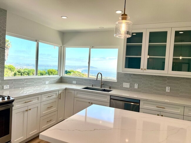 Building Photo - 4 bedroom, 2.5 bathroom home in the desirable Mt Soledad neighborhood.