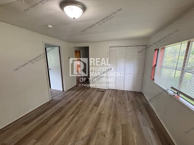 Building Photo - 102 Horseshoe Bend