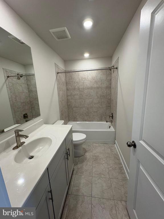 Building Photo - 225 Birdie Ct