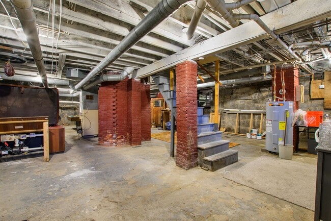 Building Photo - 19 Pine St