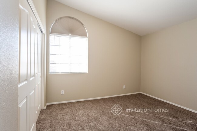 Building Photo - 2153 S Raven Cir