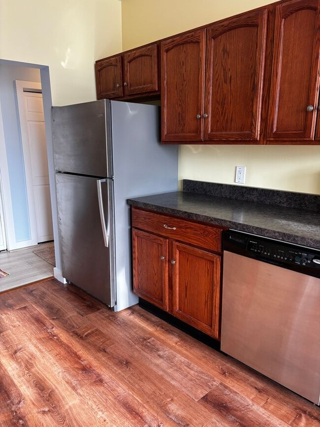 Building Photo - Centrally located 1 bedroom unit, flexible rental terms, partially furnished