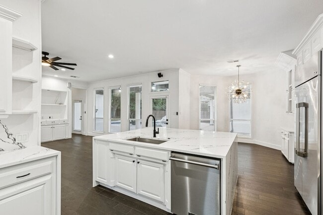 Building Photo - 7204 Pebble Hill Dr