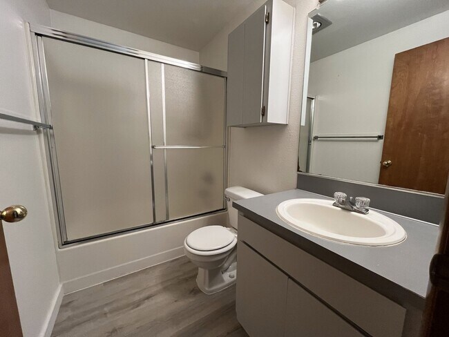 Building Photo - Spacious 2BD/1.5BA Ground-Floor Apartment with Spacious Bedrooms & Modern Kitchen Layout