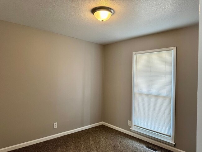 Building Photo - Charming 3-bedroom, 2-bathroom house with 1 Car Garage!