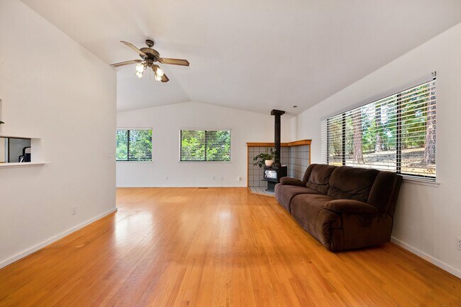 Building Photo - 3-Bedroom Home on a Foresthill Cul-de-Sac