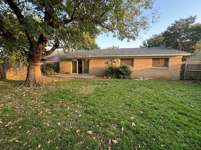 Building Photo - 1617 Crest Park Dr