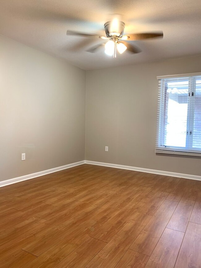 Building Photo - Remodeled Greenbriar Condo!!!!!!!