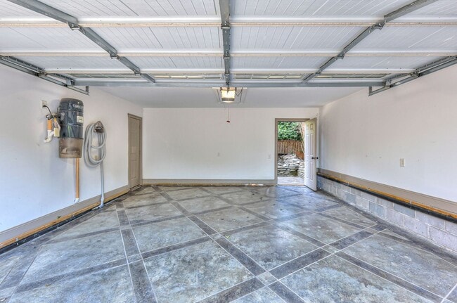 Building Photo - Perfect Brownstone in Sylvan Park near West End