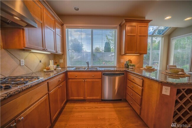 Building Photo - 4 Bedroom Plus Office Sammamish/Issaquah