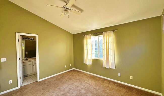Building Photo - Fantastic Condo 2 Bed 2 Bath with Attached...