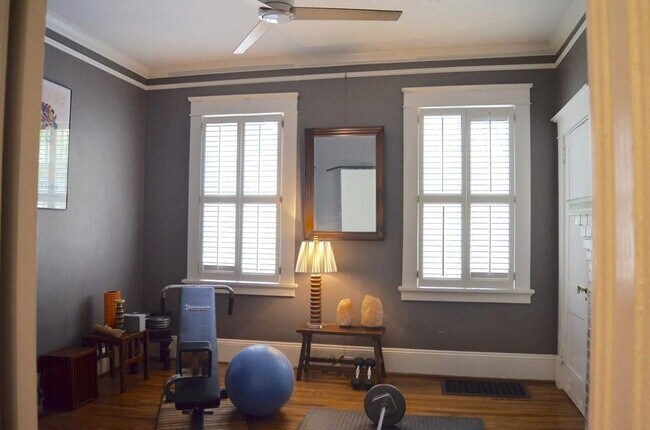Building Photo - 942 Virginia Cir NE