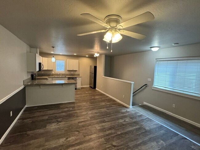 Building Photo - LIKE - NEW 3- BEDROOM TOWNHOME W/ GARAGE, FENCED YARD & PRIVATE 3RD BEDROOM OFF GARAGE