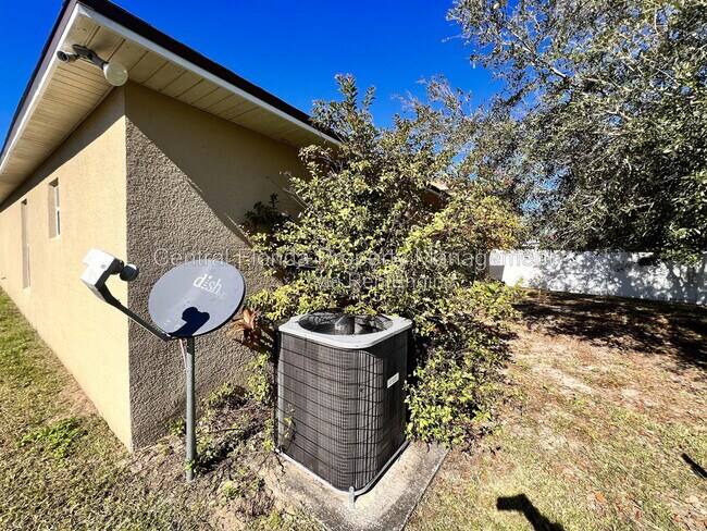 Building Photo - 5647 Sycamore Canyon Dr
