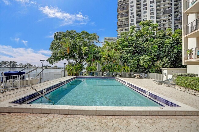 Building Photo - 2201 Brickell Ave