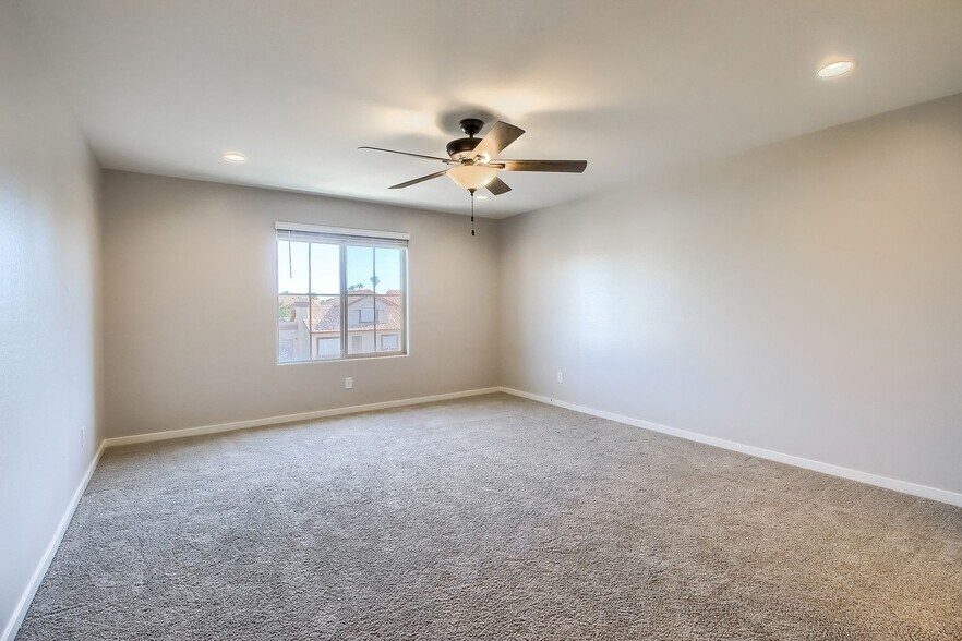 Building Photo - 905 S Canal Dr