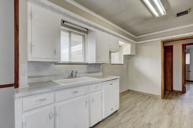 Building Photo - 3 bed 2 bath home in Bethany, OK