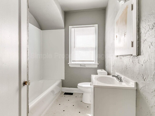 Building Photo - 912 NE 21st St