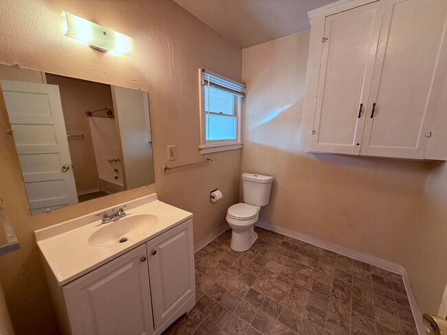 Building Photo - Charming 2-bedroom, 1-bathroom Duplex Loca...