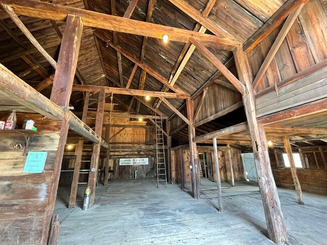 Building Photo - 454 Main St