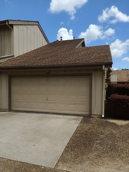 Opportunity awaits in this 3-bedroom, 1.5-bath townhouse priced below comparable homes. AC blows col - 3232 Windchase Blvd