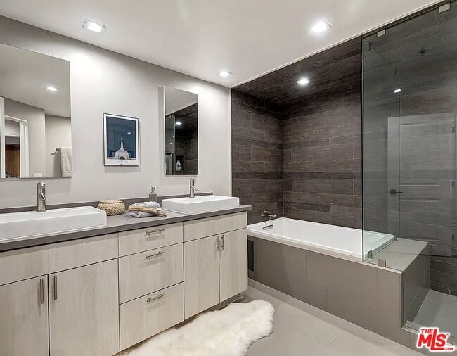 Building Photo - 930 N Doheny Dr