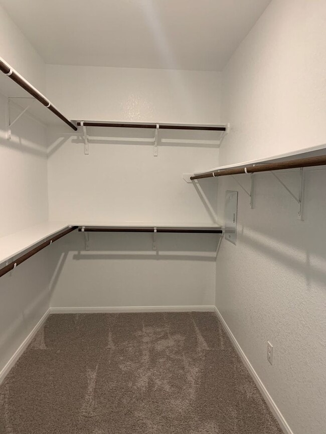 Building Photo - Large Single Level 4-bedroom in Oak Creek ...