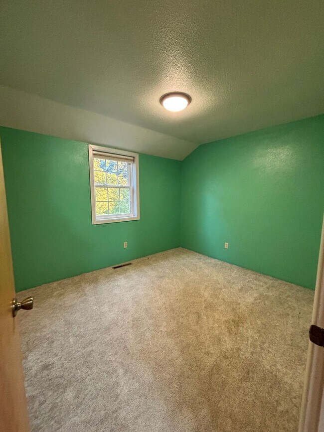 Building Photo - Spacious 4BR, 2.5BA home on 1.3 acres in O...