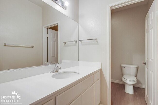Building Photo - Immaculate 3Bdm 2.5Ba Townhouse with  2-Car Garage