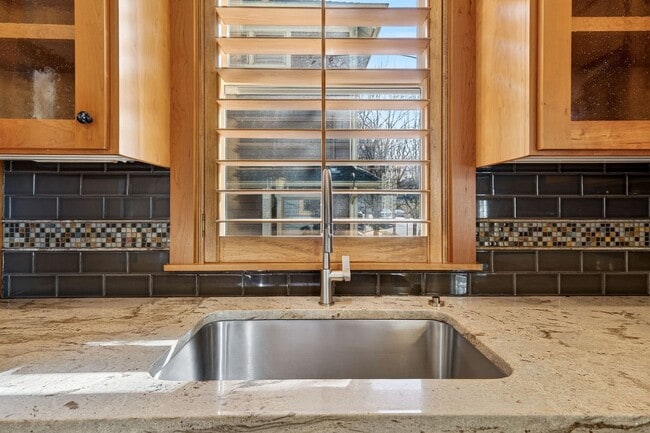 Building Photo - 100 NE Ivy St