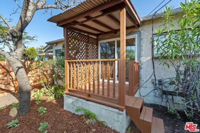 Building Photo - 8732 El Manor Ave