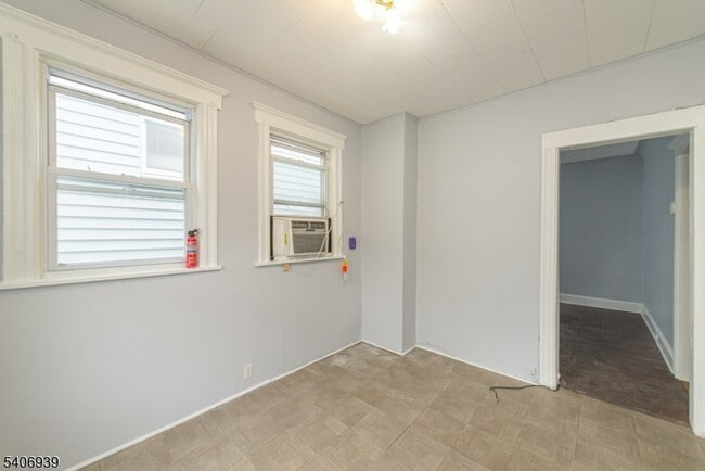 Building Photo - 92 Mallory Ave