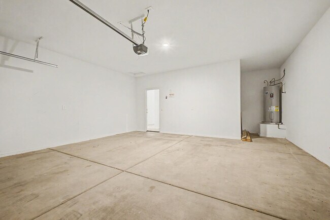 Building Photo - 1566 E Fletcher Dr
