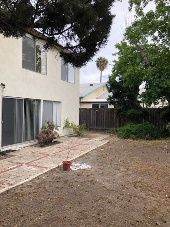 Building Photo - 4 Bed/2.5 Bath  Two Story Home in San Diego