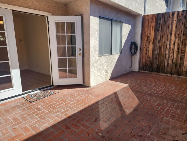 Building Photo - 3bed/2.5bath + Garage Townhome in Tarzana-...