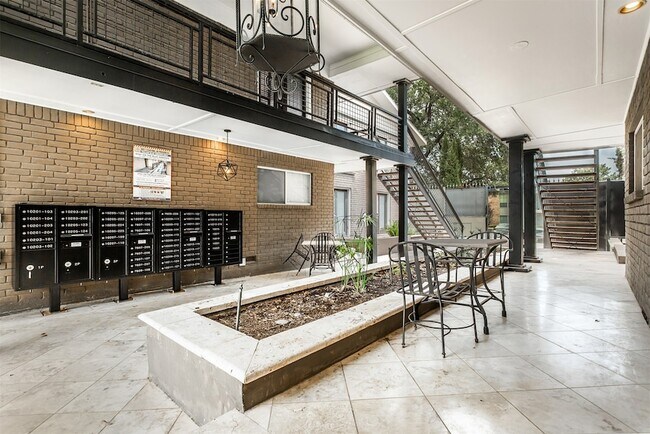 Building Photo - 10205 Regal Oaks Dr