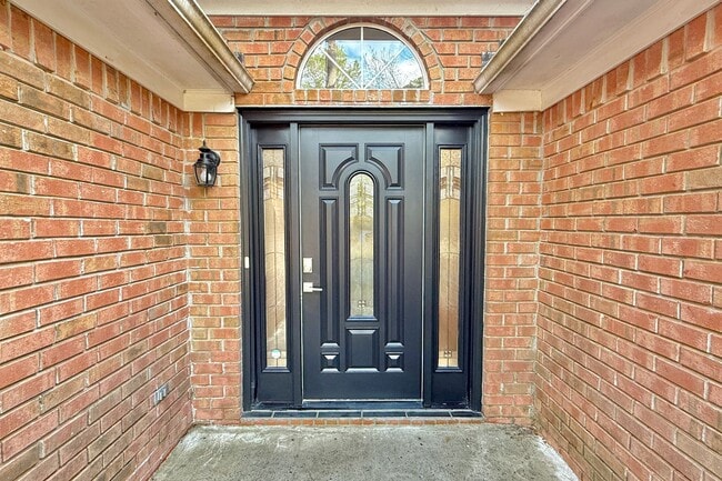 Building Photo - AVAILABLE NOW! (No Pets)