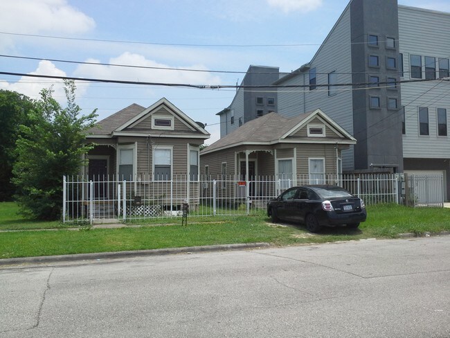 Primary Photo - 2113 Saint Charles St